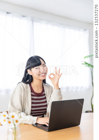 在家操作個人計算機的少婦 在家操作個人計算機的少婦 132537270