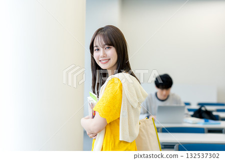 女大學生走過教室 女大學生走過教室 132537302