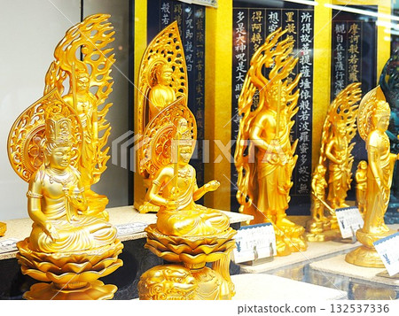 [Tokyo, Sensoji Temple] Buddhist statues at Nakamise Shopping Street 132537336