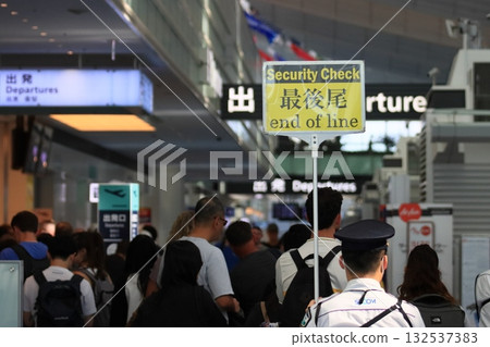 A huge queue at the security checkpoint at Haneda Airport Terminal 3. The end of the security check queue. A huge queue at the security checkpoint at Haneda Airport Terminal 3. The end of the security check queue. 132537383