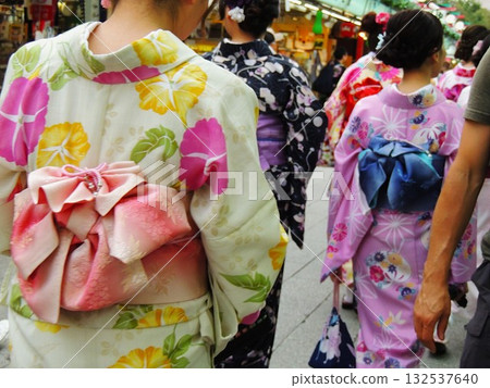 [Tokyo, Sensoji Temple] Nakamise Shopping Street and young women in kimono 132537640