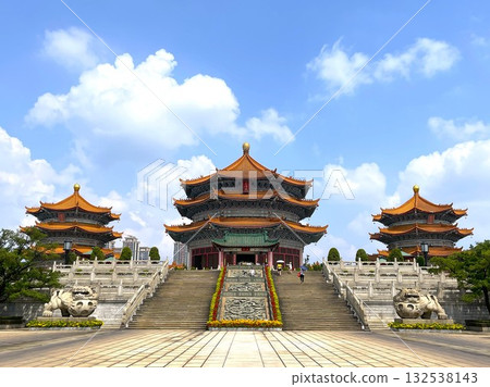 一座中國寺廟在盛夏藍天的襯托下熠熠生輝 132538143