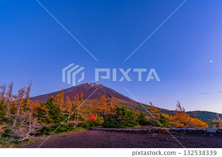 【山梨縣】富士山-初雪覆蓋大地,內庭落葉繽紛-傍晚景色 【山梨縣】富士山-初雪覆蓋大地,內庭落葉繽紛-傍晚景色 132538339
