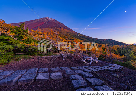 【山梨縣】富士山-初雪覆蓋大地,內庭落葉繽紛-傍晚景色 【山梨縣】富士山-初雪覆蓋大地,內庭落葉繽紛-傍晚景色 132538342