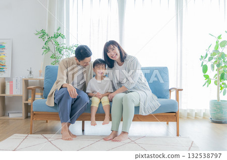 一個家庭在客廳放鬆 132538797