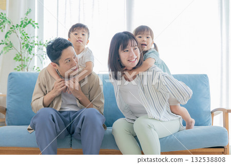 一個家庭在客廳放鬆 132538808