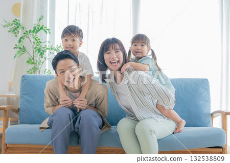 一個家庭在客廳放鬆 132538809