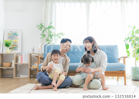 一個家庭在客廳放鬆 132538814