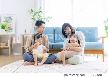 一個家庭在客廳放鬆 132538819