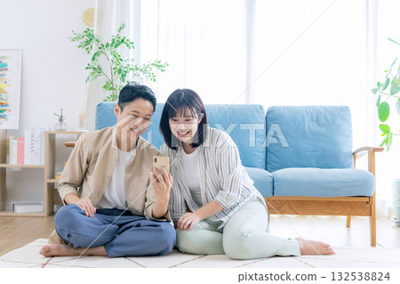 中間夫婦在客廳裡放鬆 132538824
