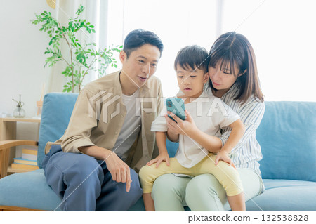 家庭使用智能手機 132538828