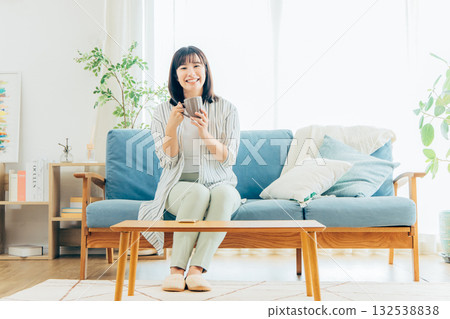 客廳裡的年輕女子 132538838
