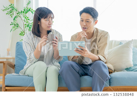 看片劑的夫婦 132538848