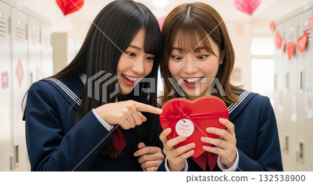 對情人節感到興奮的女孩們 132538900