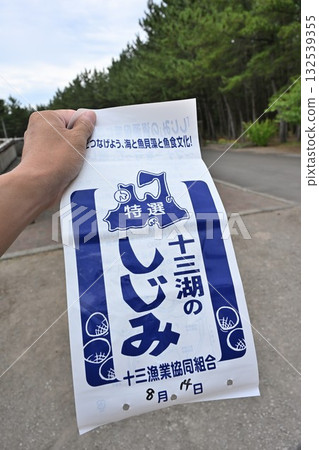 在十三湖（青森縣）捕捉蛤蜊 132539355