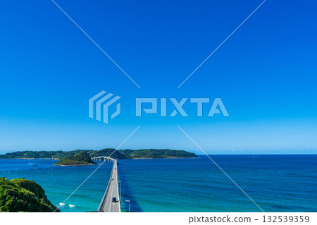 在山口縣下關市,角島大橋在蔚藍的大海映襯下格外醒目。 在山口縣下關市,角島大橋在蔚藍的大海映襯下格外醒目。 132539359