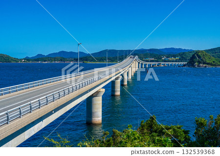 在山口縣下關市，角島大橋在蔚藍的大海映襯下格外醒目。 132539368