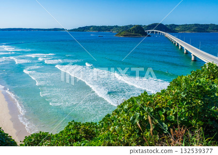 在山口縣下關市,角島大橋在蔚藍的大海映襯下格外醒目。 在山口縣下關市,角島大橋在蔚藍的大海映襯下格外醒目。 132539377
