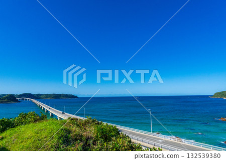 在山口縣下關市，角島大橋在蔚藍的大海映襯下格外醒目。 132539380