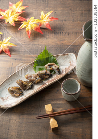 享用一杯佐以乾蠔的飲品 享用一杯佐以乾蠔的飲品 132539564