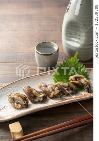 享用一杯佐以乾蠔的飲品 132539589