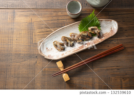 享用一杯佐以乾蠔的飲品 享用一杯佐以乾蠔的飲品 132539610