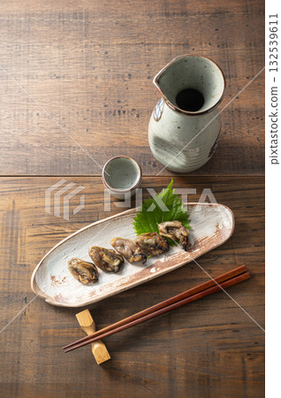 Enjoy a drink with dried oysters 132539611