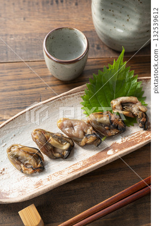 享用一杯佐以乾蠔的飲品 享用一杯佐以乾蠔的飲品 132539612