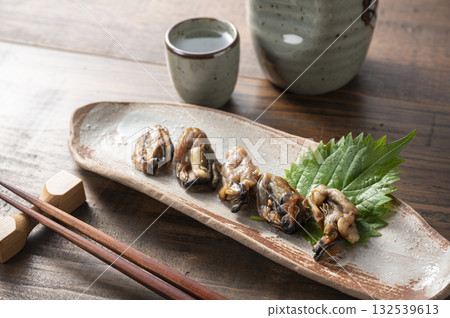 享用一杯佐以乾蠔的飲品 享用一杯佐以乾蠔的飲品 132539613