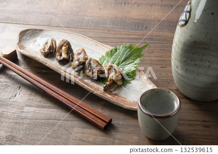 享用一杯佐以乾蠔的飲品 享用一杯佐以乾蠔的飲品 132539615