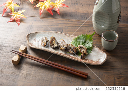 享用一杯佐以乾蠔的飲品 享用一杯佐以乾蠔的飲品 132539616