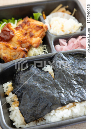 Delicious chicken and seaweed bento Delicious chicken and seaweed bento 132540086
