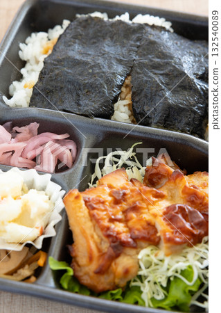 Delicious chicken and seaweed bento Delicious chicken and seaweed bento 132540089