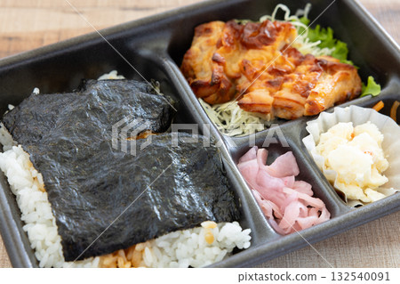 美味的雞肉海苔便當 132540091