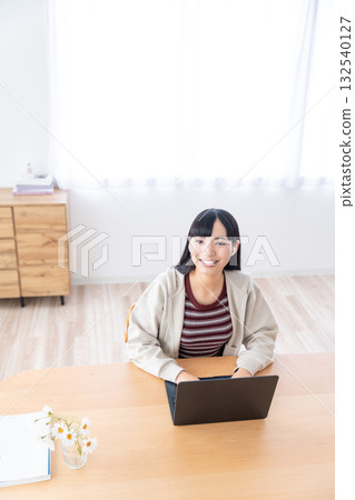 在家操作個人計算機的少婦 在家操作個人計算機的少婦 132540127