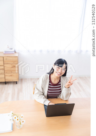 在家操作個人計算機的少婦 132540129