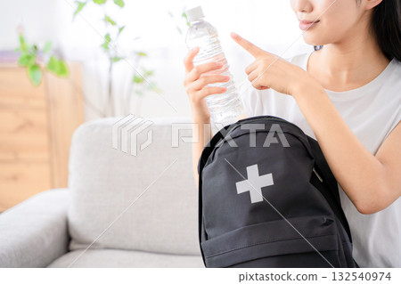 背著防災背包的年輕女子 132540974