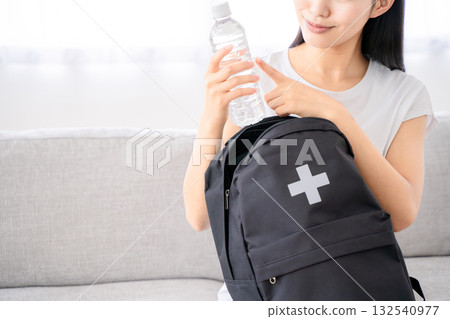 背著防災背包的年輕女子 132540977