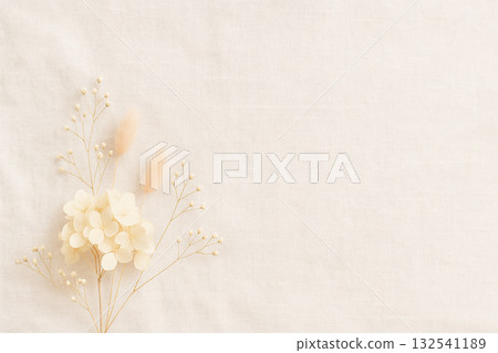 背景圖是柔和的米白色布料和乾燥花。自然富有女性氣息。 132541189