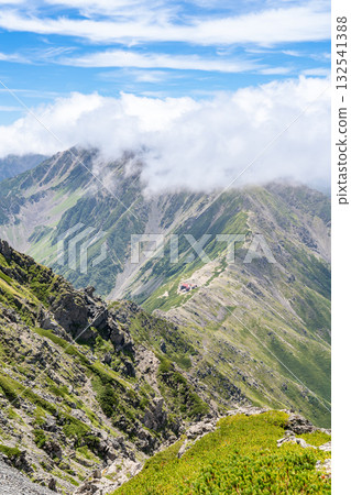 從北嶽山頂附近望去，愛野岳及其山脊隱沒在雲海之中。攀登南阿爾卑斯山的北岳 132541388
