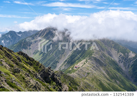從北嶽山頂附近望去，愛野岳及其山脊隱沒在雲海之中。攀登南阿爾卑斯山的北岳 132541389