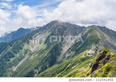 從通往北嶽山莊山莊的登山步道上看到的愛野岳。攀登南阿爾卑斯山的北岳 132541408