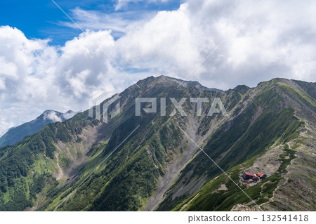 從通往北嶽山莊山莊的登山步道上看到的愛野岳。攀登南阿爾卑斯山的北岳 132541418
