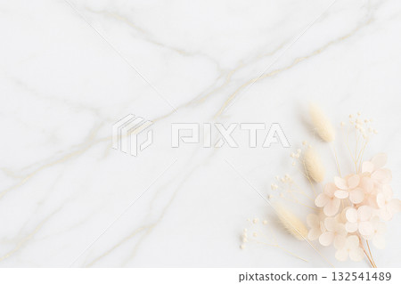 背景素材為大理石牆，點綴著金粉和乾燥花。 132541489