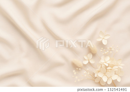 白色緞面垂幔背景，點綴著淺粉米色乾燥花 132541491