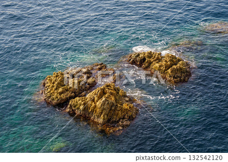 Waves to beat on the reef 132542120