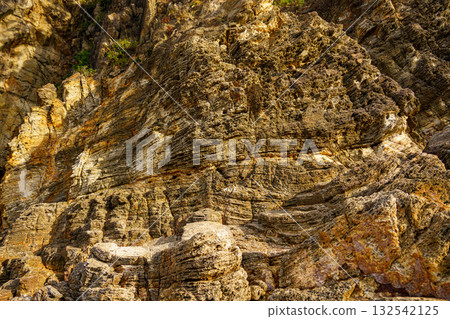 層層疊疊的岩石鑿刻在地面上，給人一種歷史感。 132542125