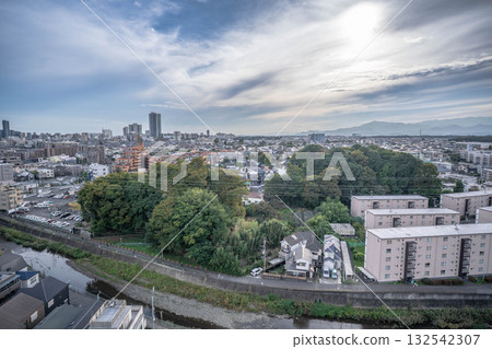 從町田市政廳屋頂的觀景台上可以俯瞰神奈川縣相模原市的城市景觀。 從町田市政廳屋頂的觀景台上可以俯瞰神奈川縣相模原市的城市景觀。 132542307