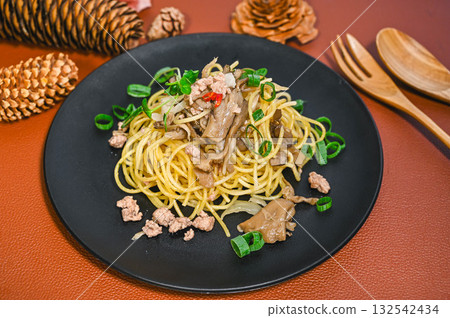 Japanese-style Maitake Mushroom Pasta with Cod Roe 132542434