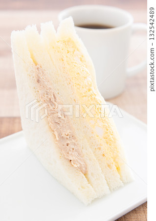 美味的金槍魚雞蛋三明治和熱咖啡 美味的金槍魚雞蛋三明治和熱咖啡 132542489